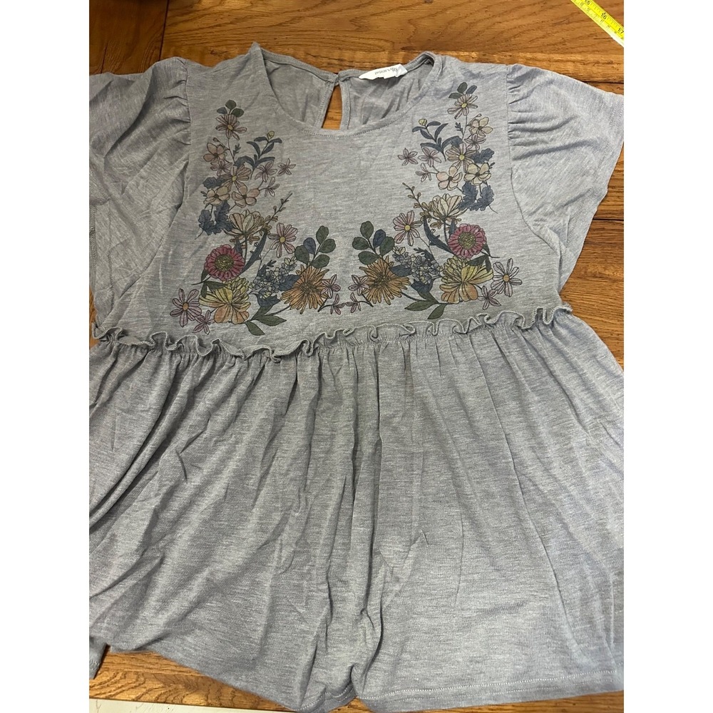 amaryllis gray top with flowers and ruffles small